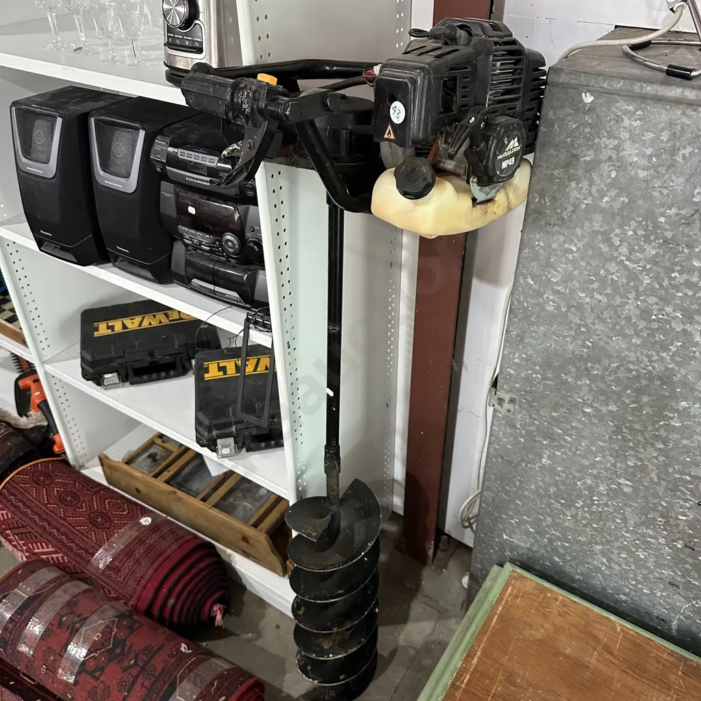 McCulloch petrol post hole borer Image 1++