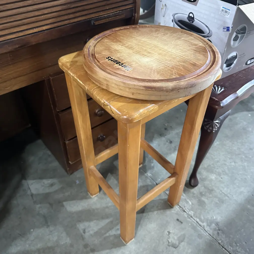 NZ books inc Ashley book of knots and bar stool, chopping board Image 1++