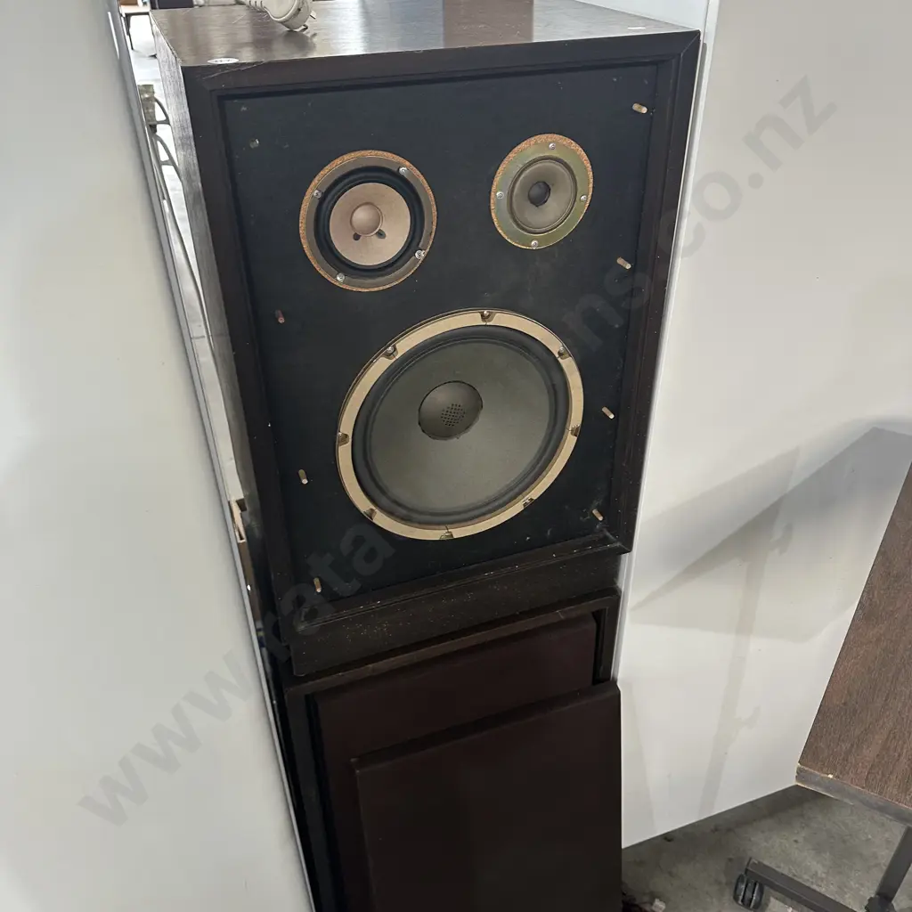 Pr of large fountain speakers Image 1++