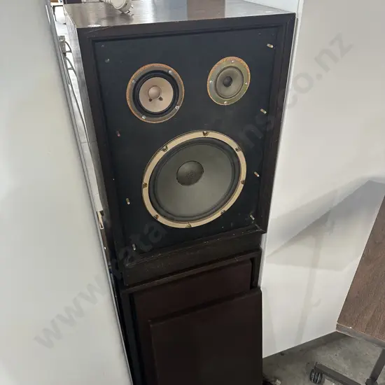 Pr of large fountain speakers