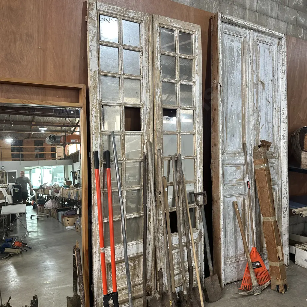 Tall mirror glass doors. Image 1++