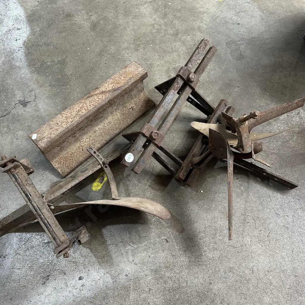 Antique plow parts plus anvil Image 1++