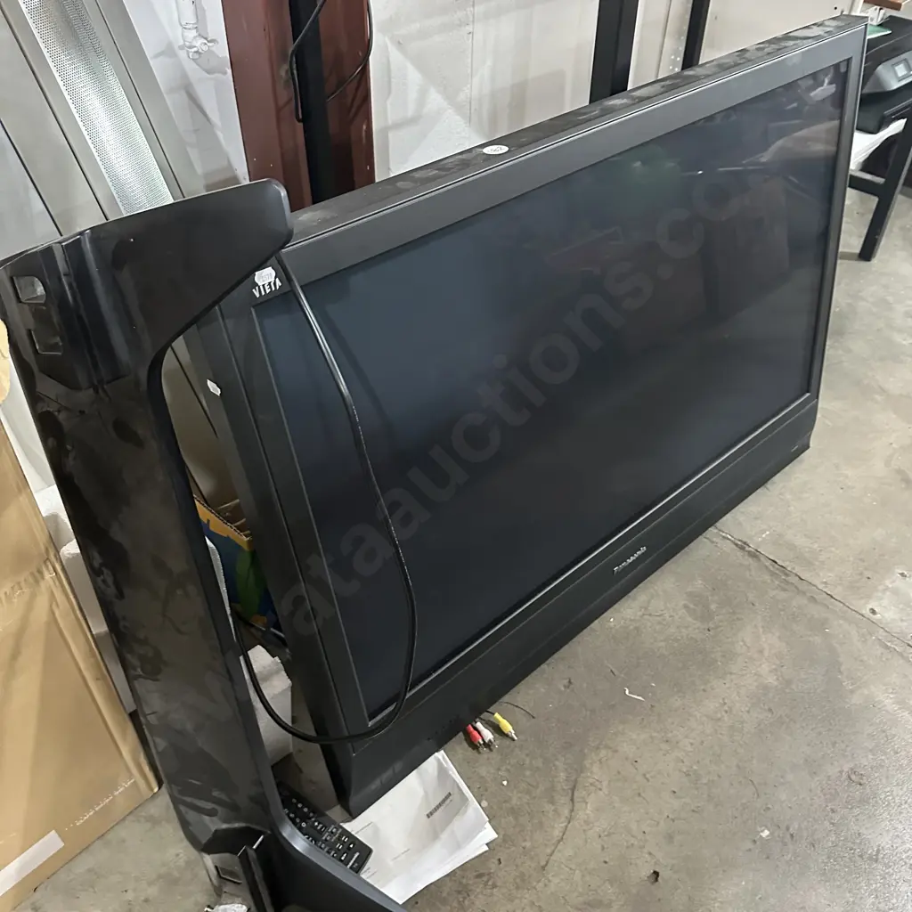 large Panasonic TV with base and remote - working Image 1++
