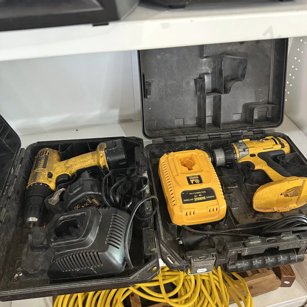 2 DeWalt drills, 2 chargers 1 battery- well used Image 1++
