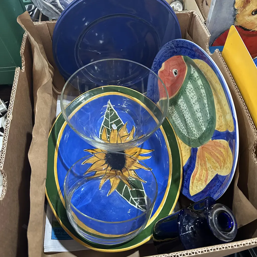 Box lot with bowls, platters and vase etc. Image 1++