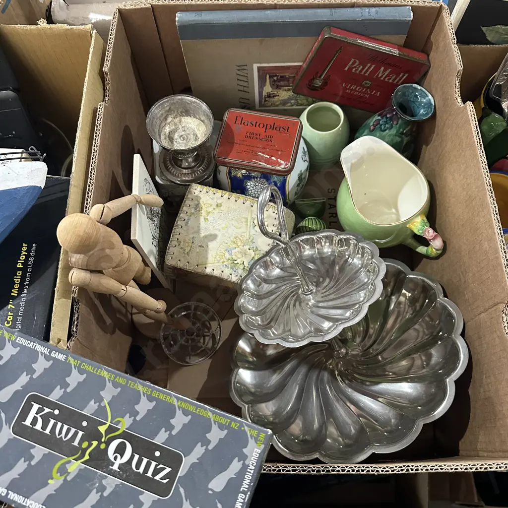 Box lot of collectables. Image 1++