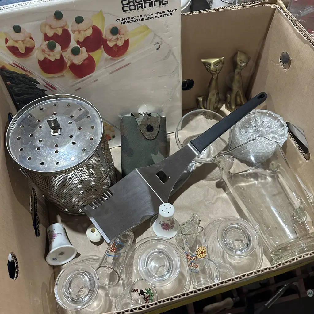 Box lot boxed platter, Bar-B-Boss, cat ornaments etc. Image 1++