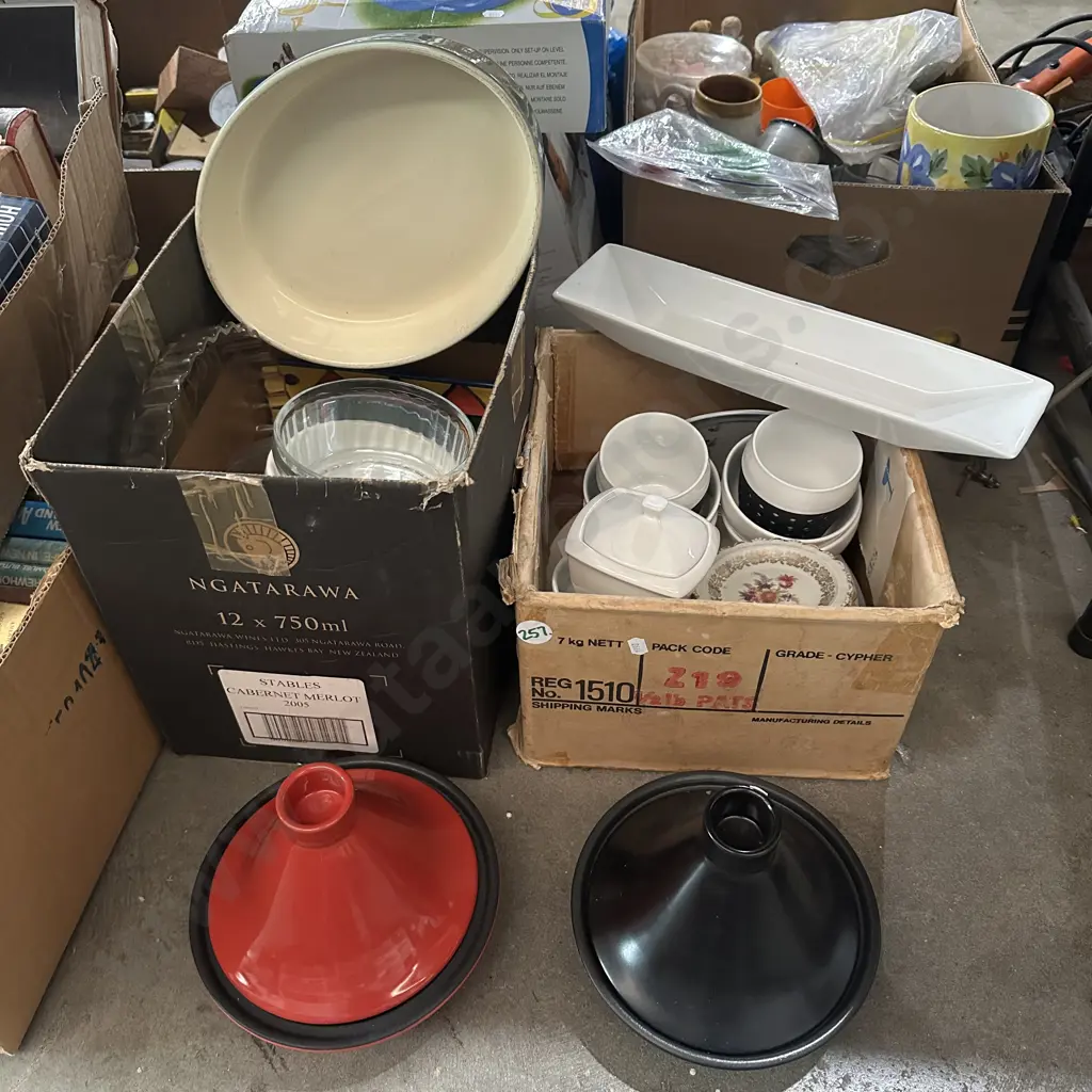 Two boxes kitchenware including Tan gene cookware, Dendy stoneware, Image 1++