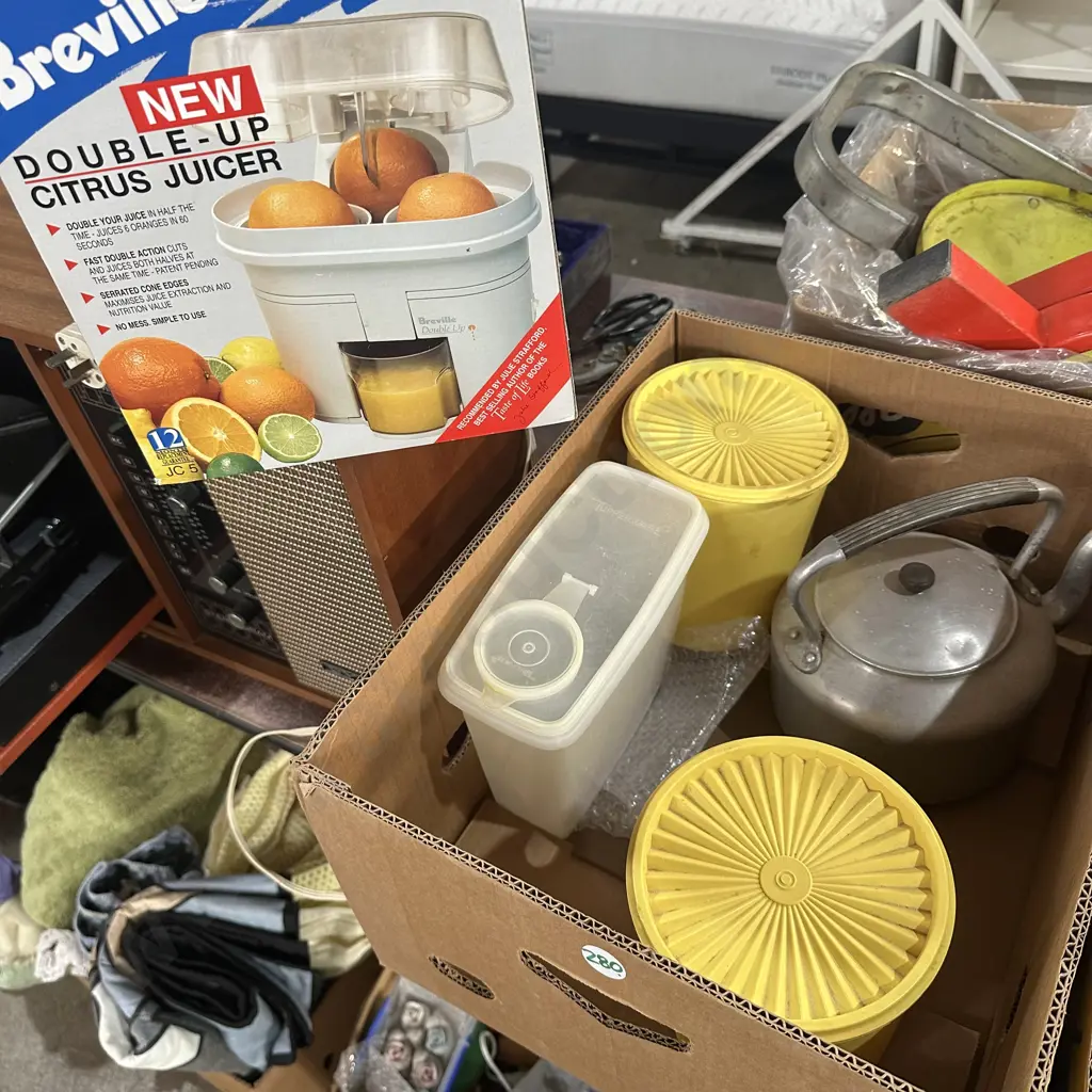 Breville Juicer plus vintage tupperware etc. Image 1++