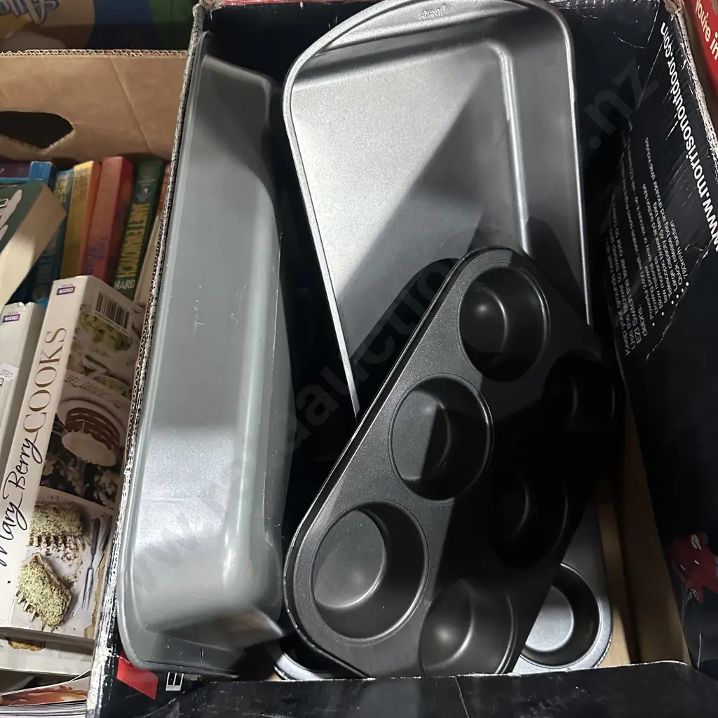 Box of baking and muffin tins. Image 1++