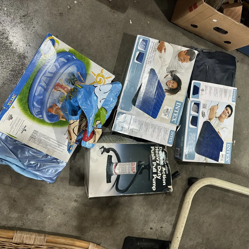 Three air beds, pump, kids pool Image 1++