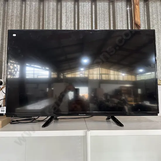 40inch Panasonic TV and remote