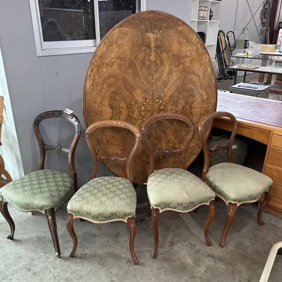 Lou table and chairs