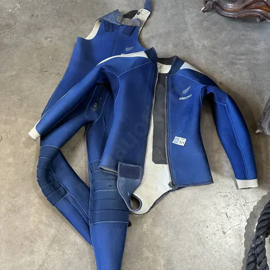Dive suit