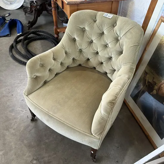 Button back chair