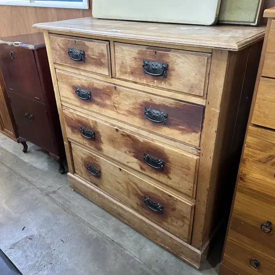 Colonial chest drawers