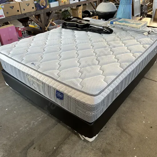 Queen bed good condition