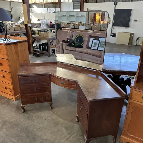 Corner dressing table
