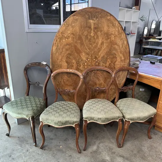 Lou table and chairs