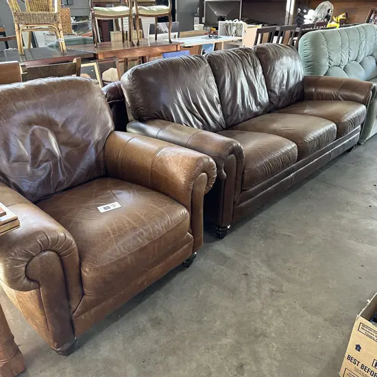 NZ made leather 2pc suite