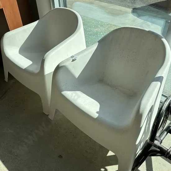 Pr outdoor chair chairs as is