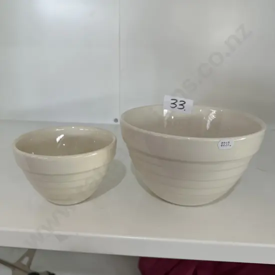 2 vintage mixing bowls