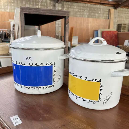 2 enamel pots