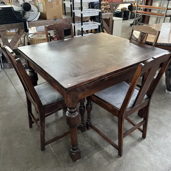 Good condition Oak extendable table , 4 chairs