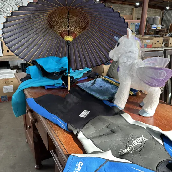 4 wetsuits, parasol etc