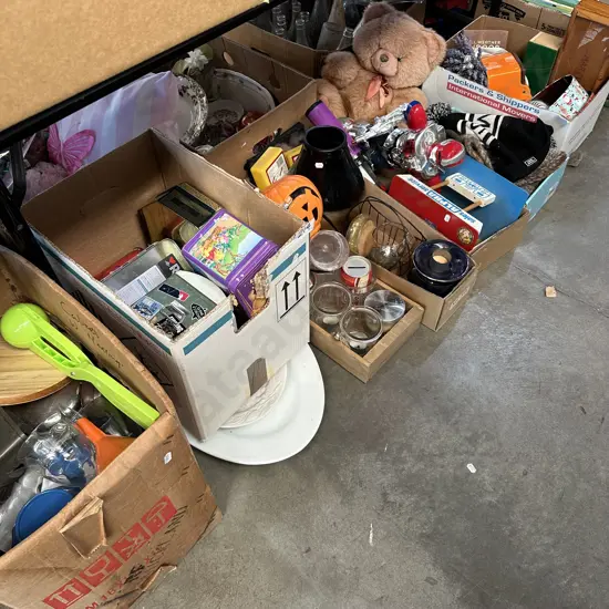 Large under table lot inc MONS ROYALE