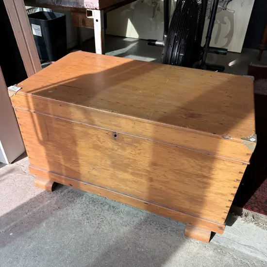 Colonial blanket box