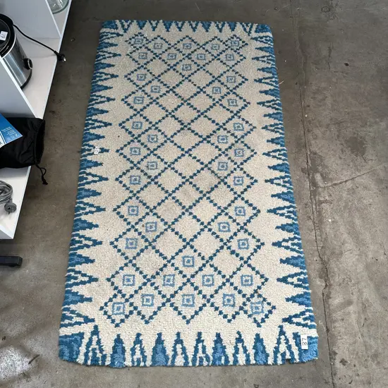 Woolen rug 1700 x 900