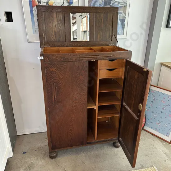 Oak manrobe with compactum