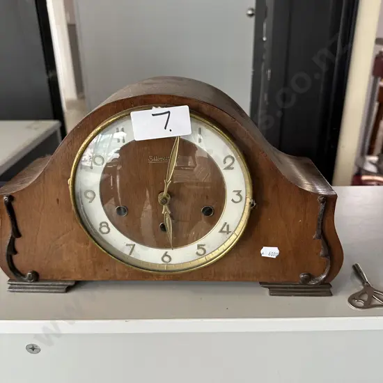 Mantle clock with key