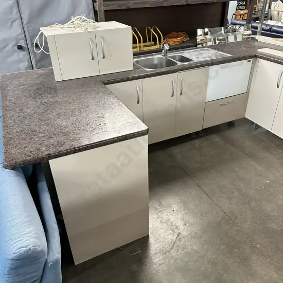 Large kitchen with dish drawer and oven