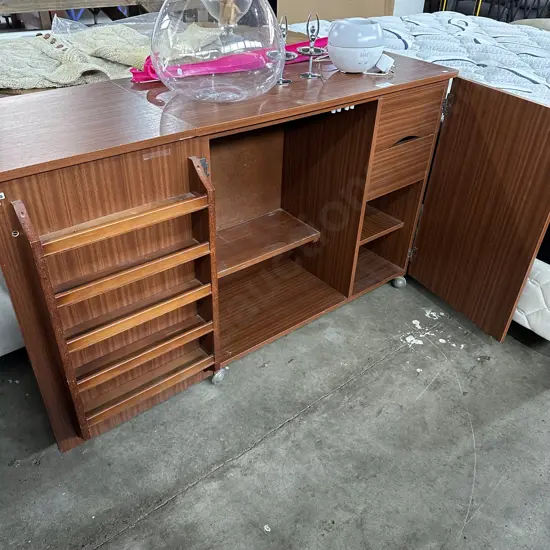 Sewing cabinet