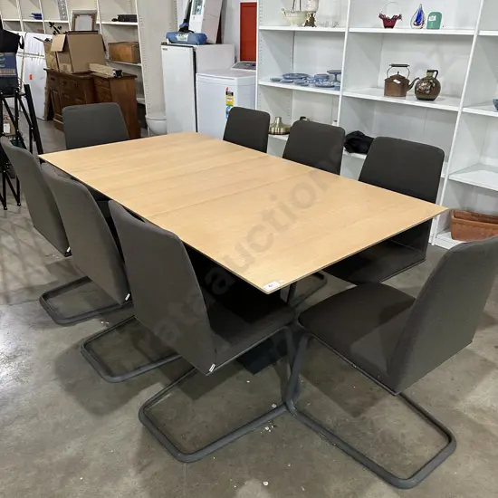 Extendable table & 8 chairs - BoConcept