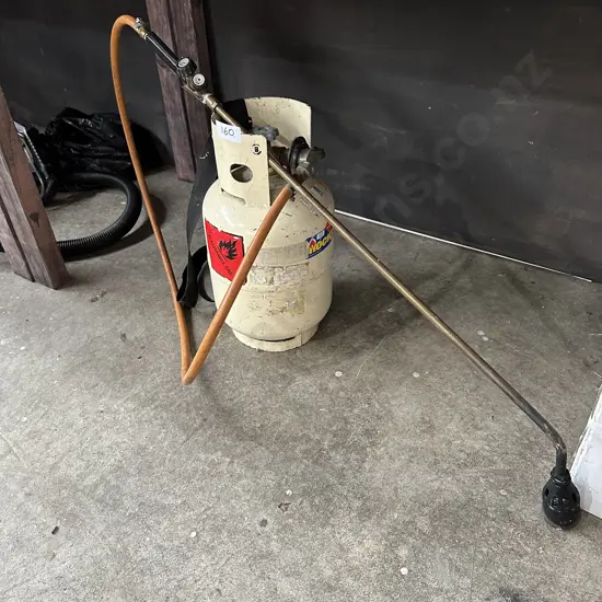 Flame thrower with gas bottle