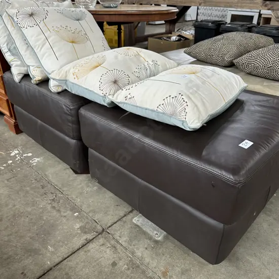 Pr leather Navinzi poofes