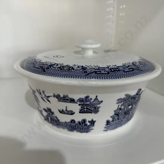 Willow pattern Churchill lidded dish
