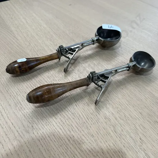 2 vintage icecream scoops