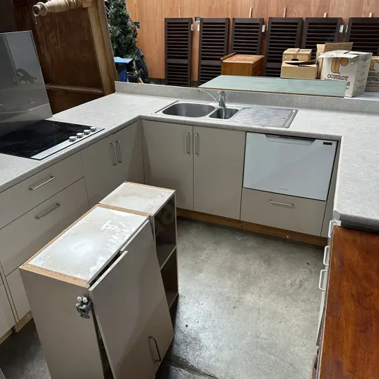 Medium size kitchen with oven, hob, dish drawer and  splash back