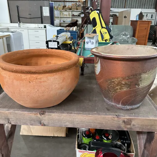 2 large garden pots