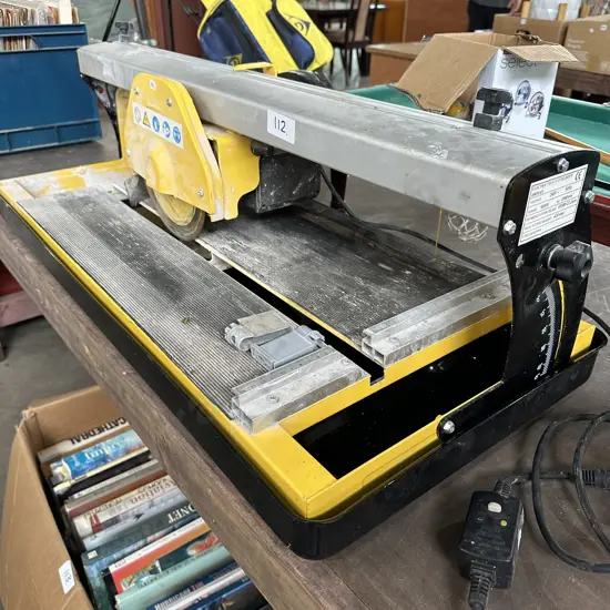 Sliding tile cutter