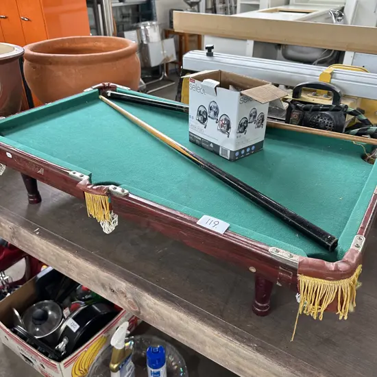 Mini pool table