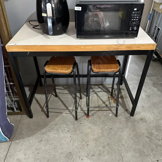 Science desk and 2 stools
