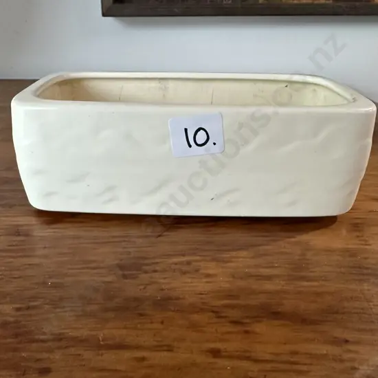 Stamped Crown Lynn vase 508-7