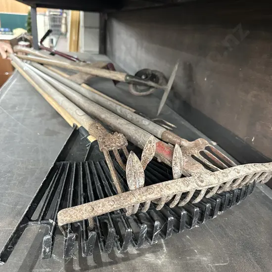 Shelf lot garden tools