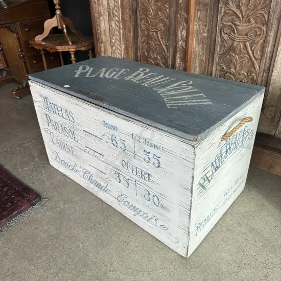 Decorative blanket box