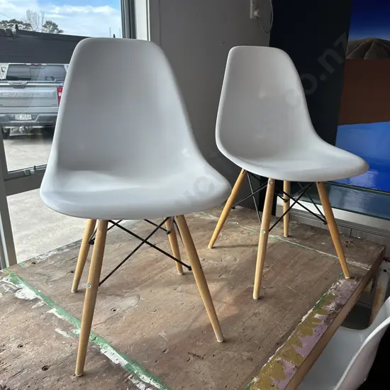 Set of 6 white chairs